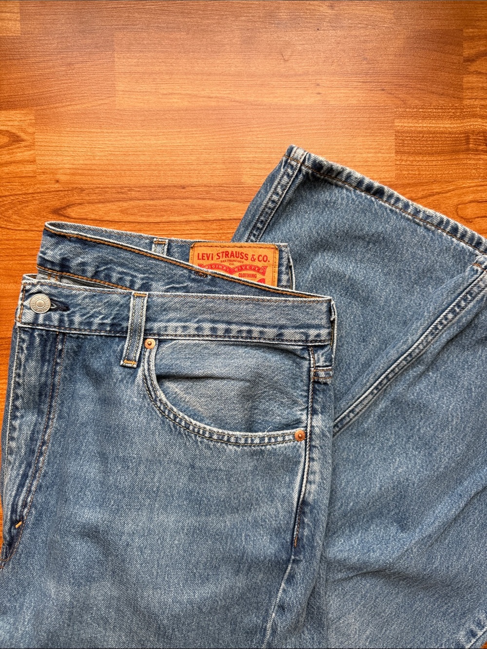 Levi's Men's 565 Blue Straight Denim Jeans. 38x30 soft lightweight